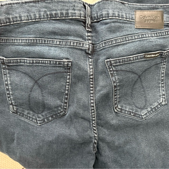 Calvin Klein high rise jeans with wide leg. - Picture 5 of 7